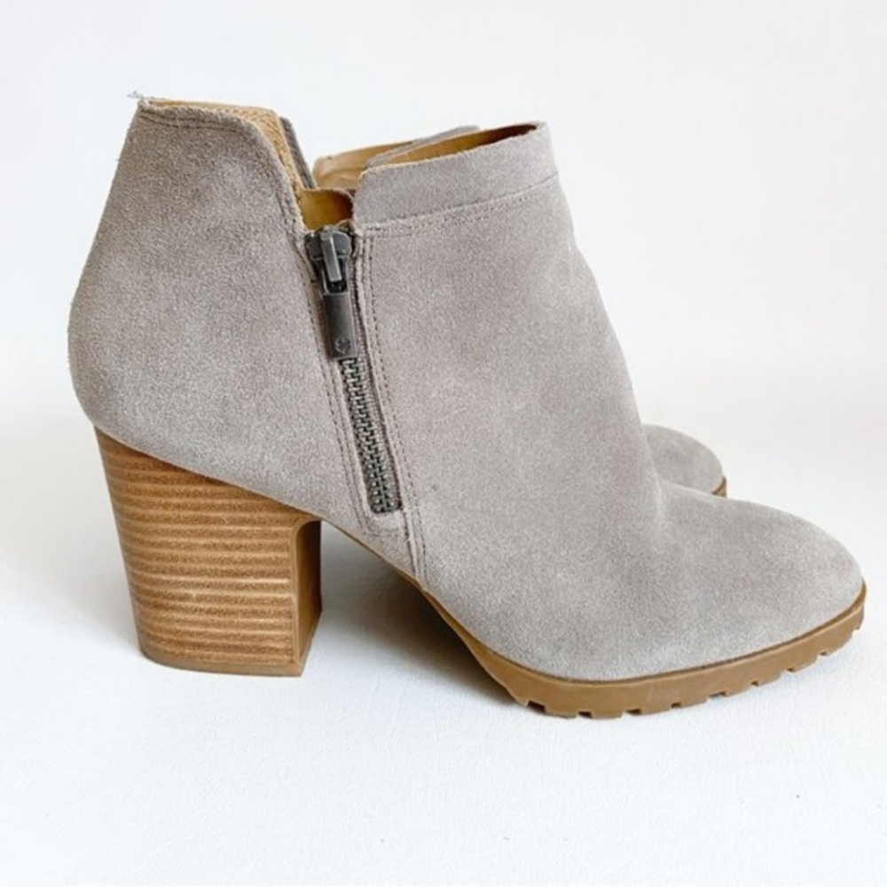 Lucky Brand Noryn Boots Grey Suede Lugsole Ankle Booties Y2K 90's Size 7.5